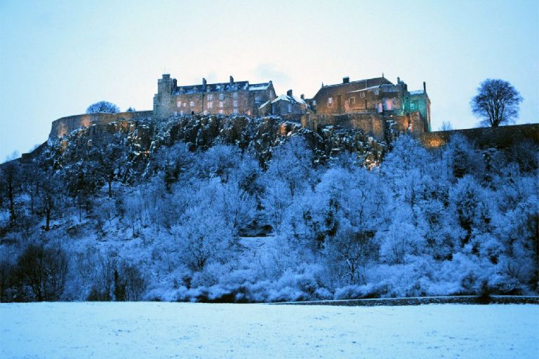 Castle in Scotland in the snow, y Art In Voyage